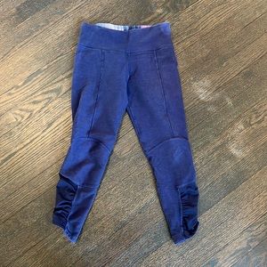 Lululemon Athletica size 4 purple plum crop pant small pocket